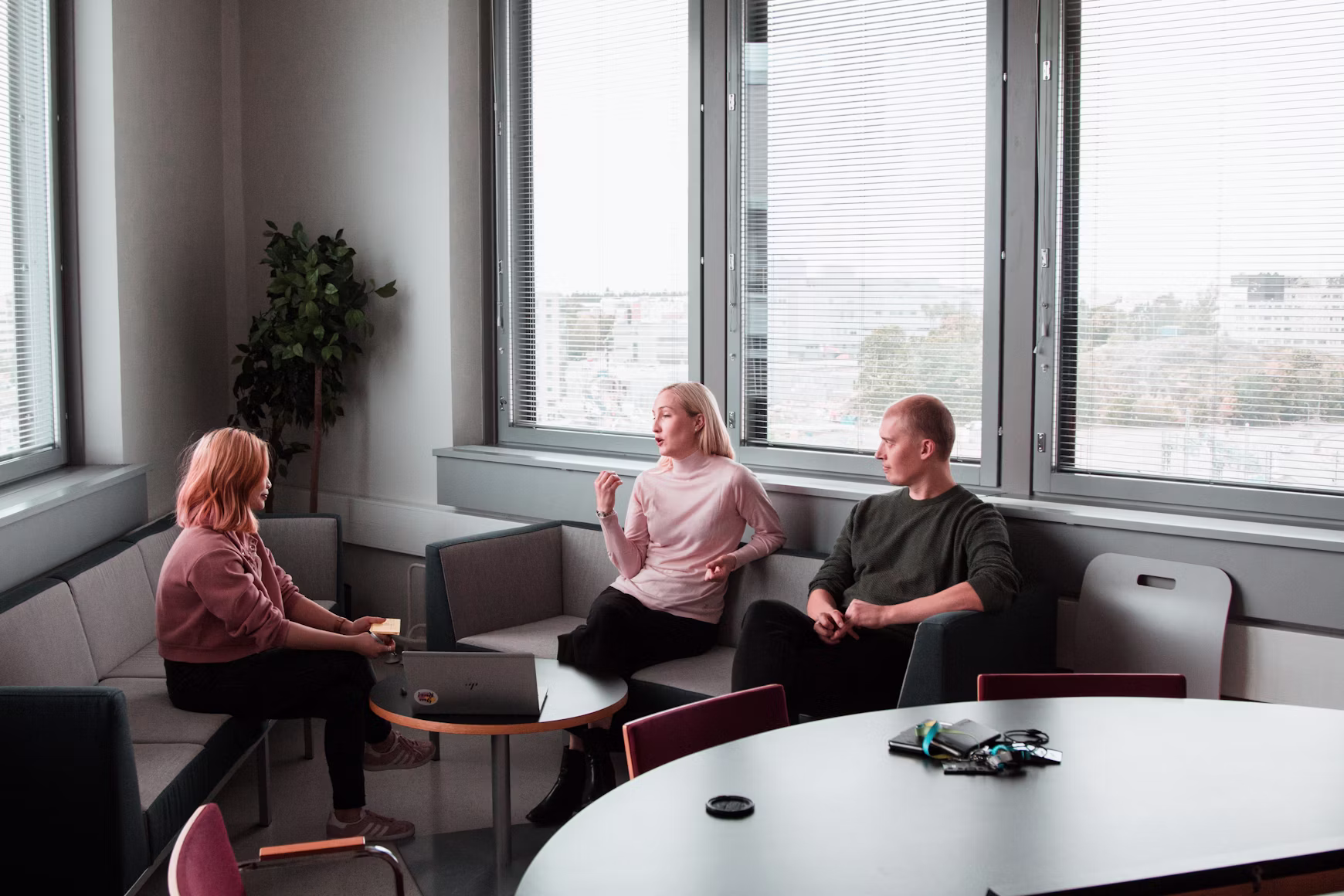 Colleagues in an informal workplace discussion
